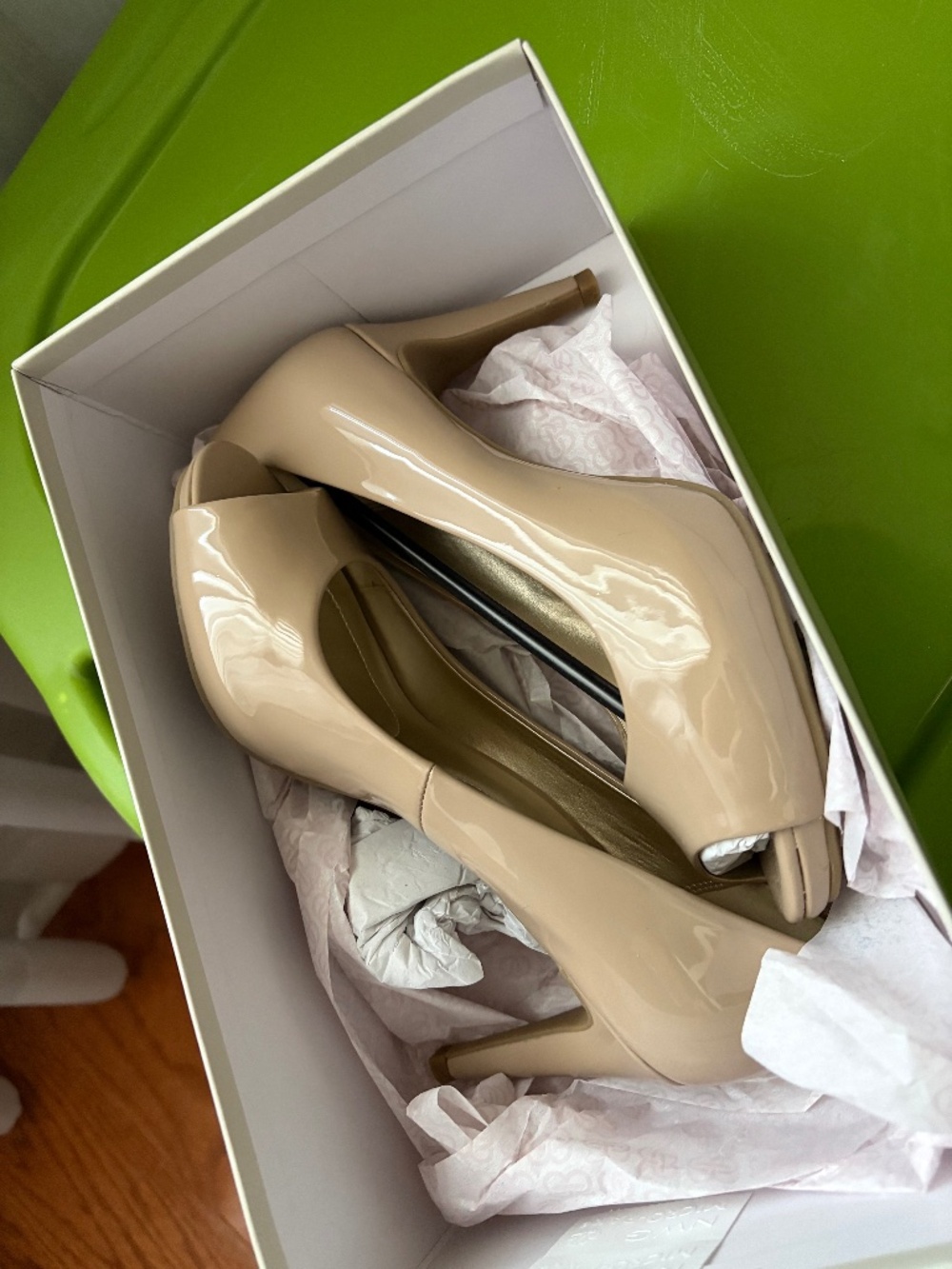 Bandolino peep toe nude patent pump heels